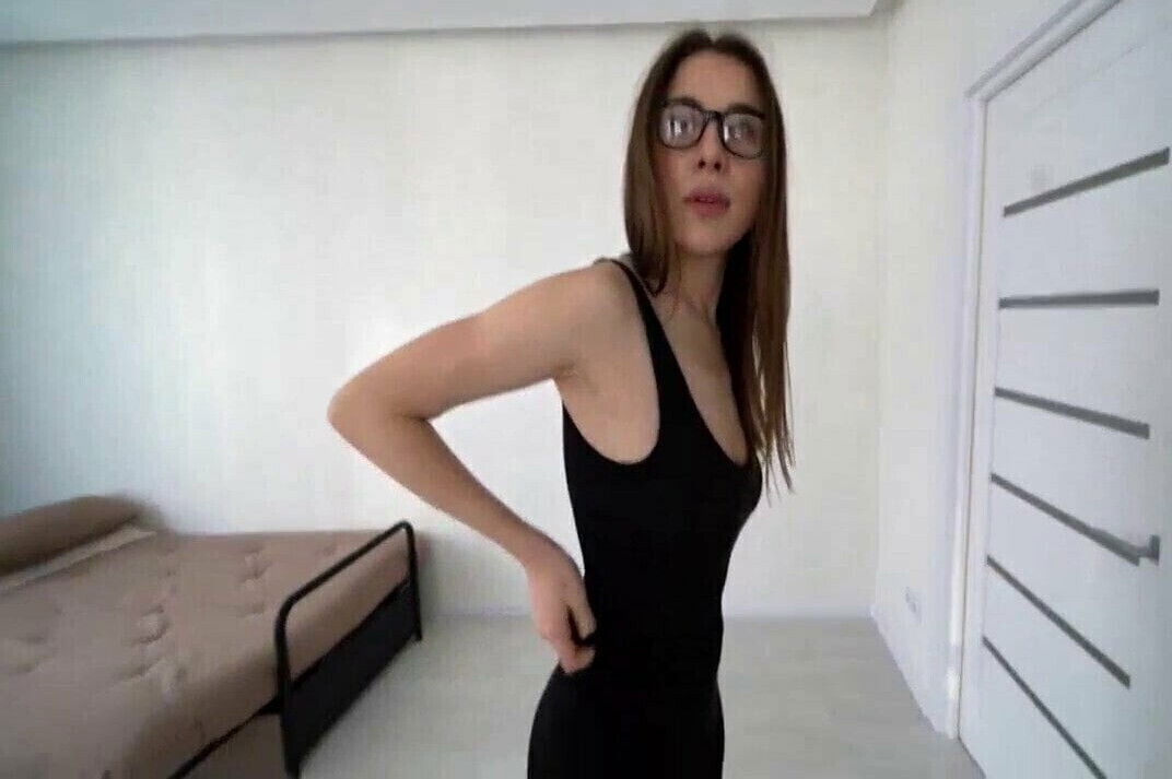 FOLLADA INSTRUCTOR YOGA SEMEN GAFAS