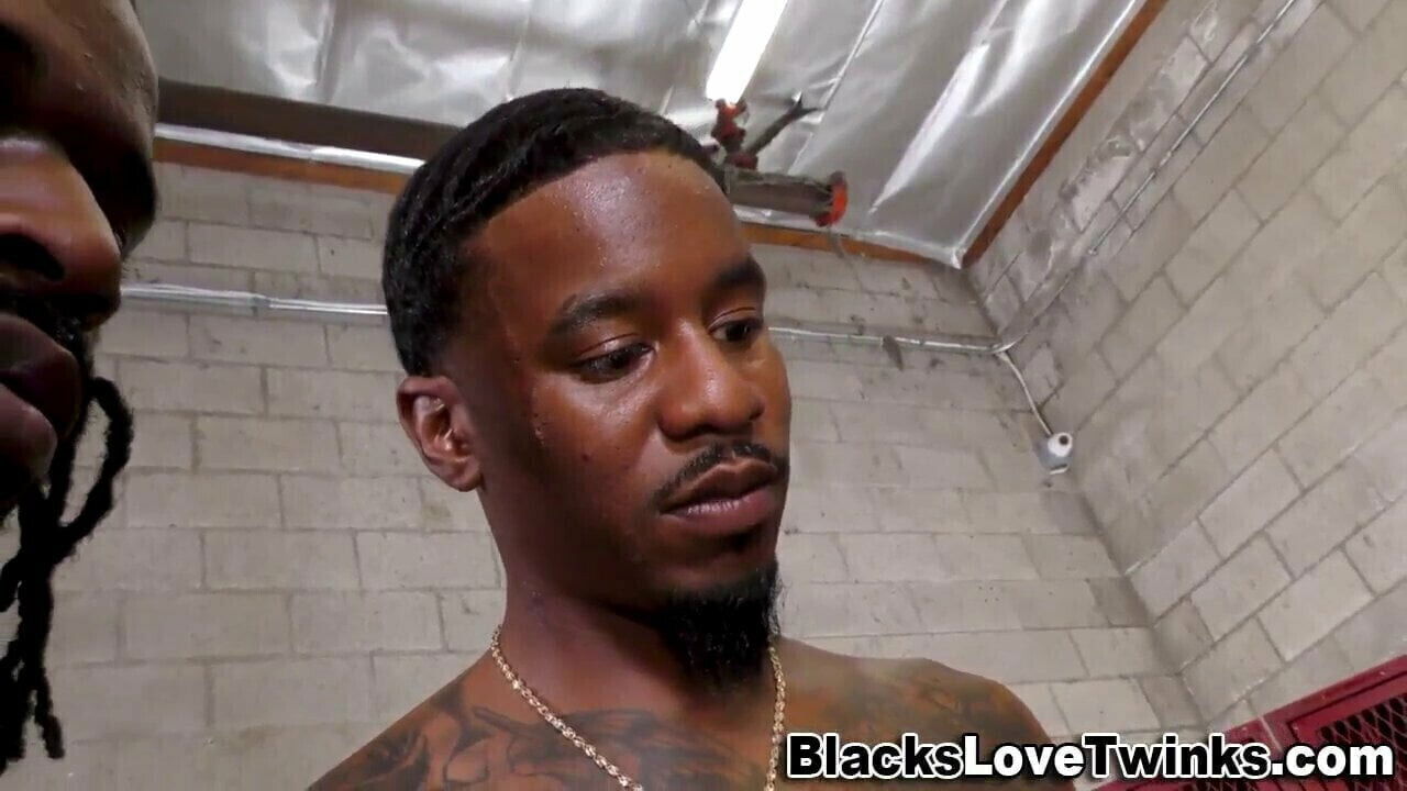 Muscly facialized after sucking