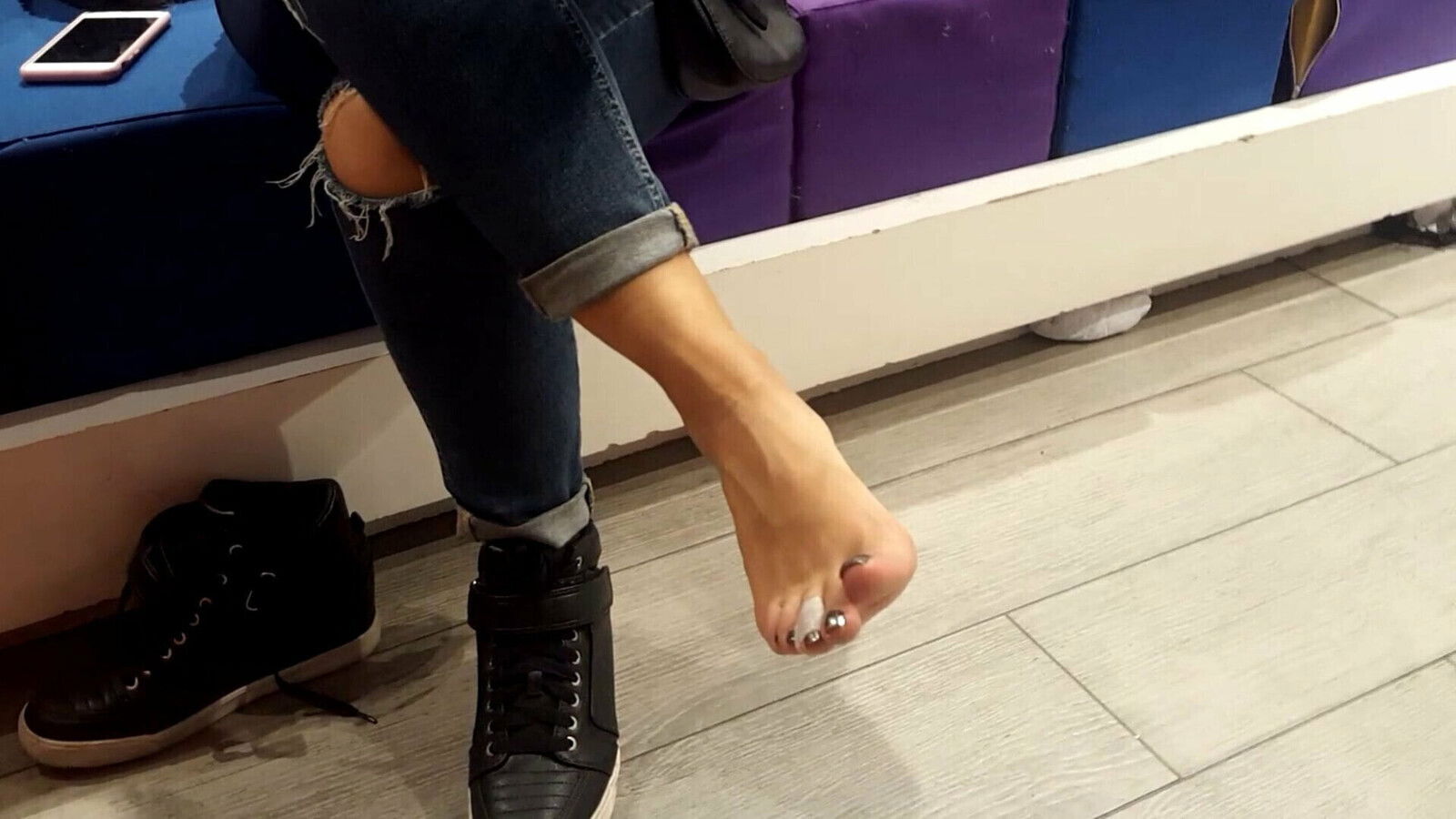 shoe shopping shows sexy long size feet toes