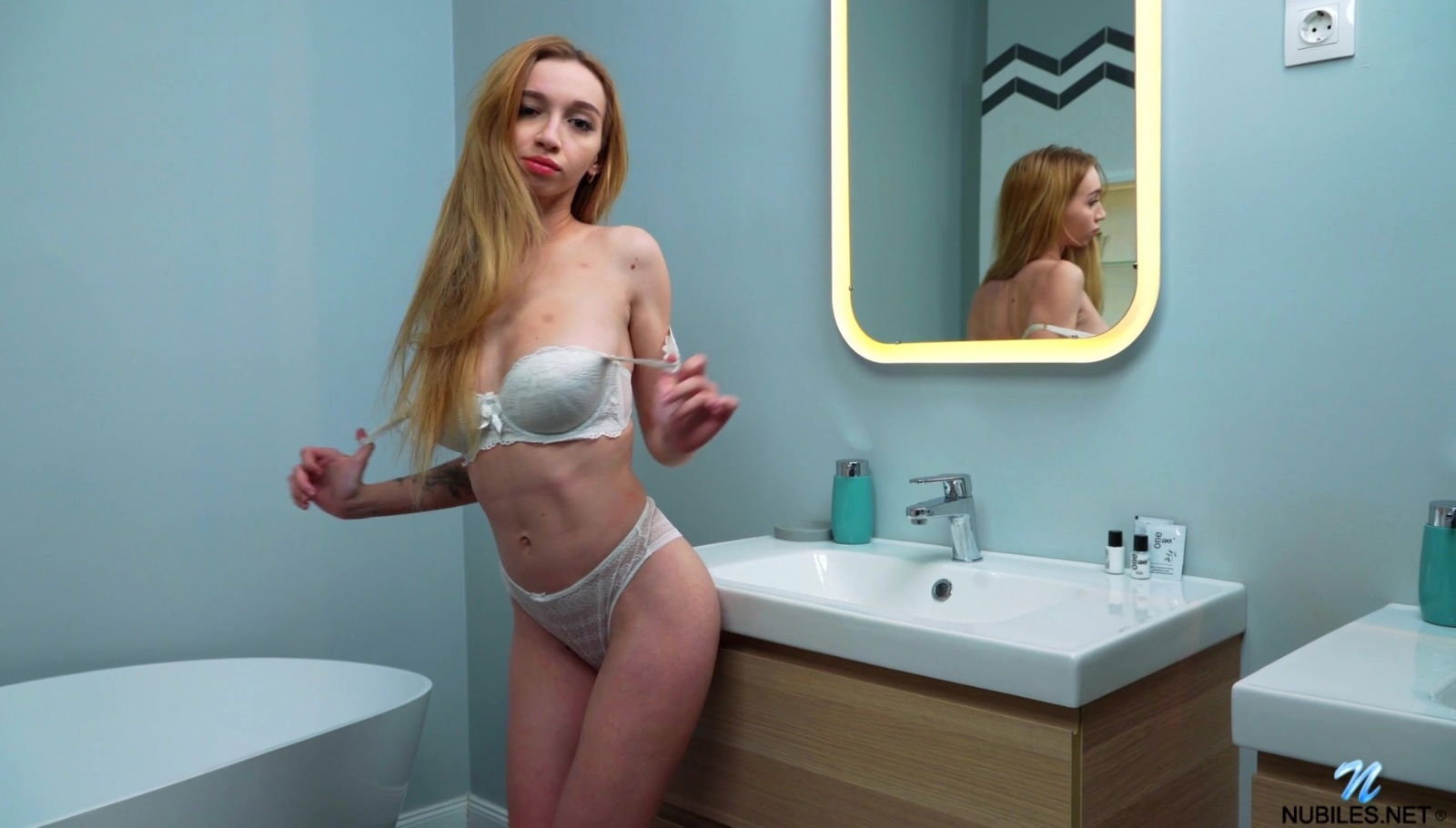 Natural boobs hottie Leyla Fiore loves playing with pink taco