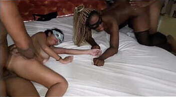 Suruba amadora duas casadas amigos motel corninho gravar Nikke Casada