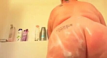 showers plays with feet