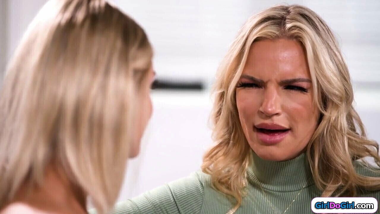 Busty stepmom gets a lapdance from stepdaughter and facesits