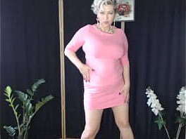 MILF dancing &amp_ bottles mature pussy