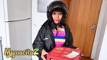 MAMACITAZ (Lucero Perez &amp_ Charles Gomez) Latina Pizza Girl Gets From Customer