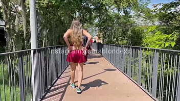 Sara Blonde se desnuda en parque publico mientras los transe&uacute_ntes camina por alli