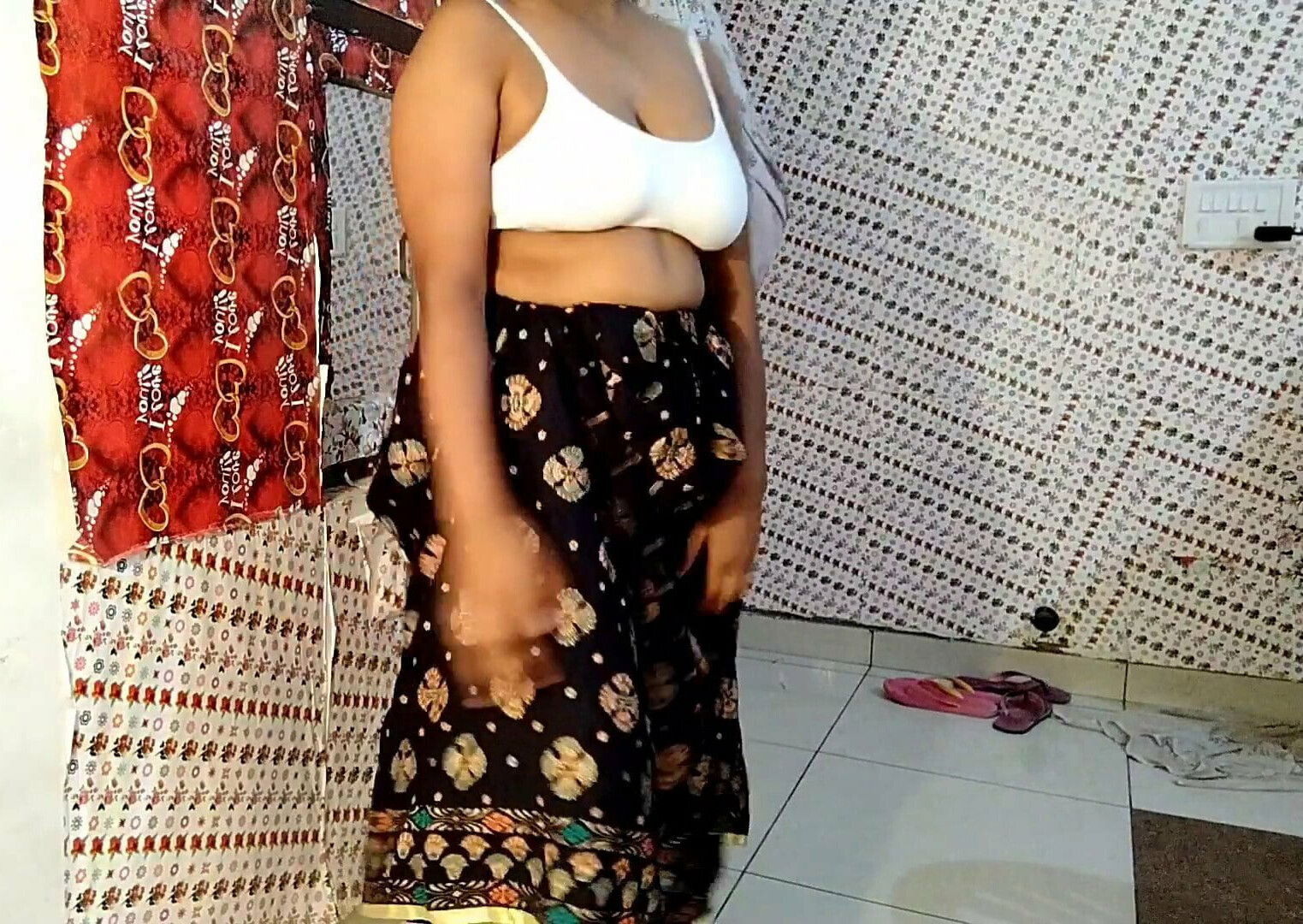 Indian Girl Strips Nude Mujra