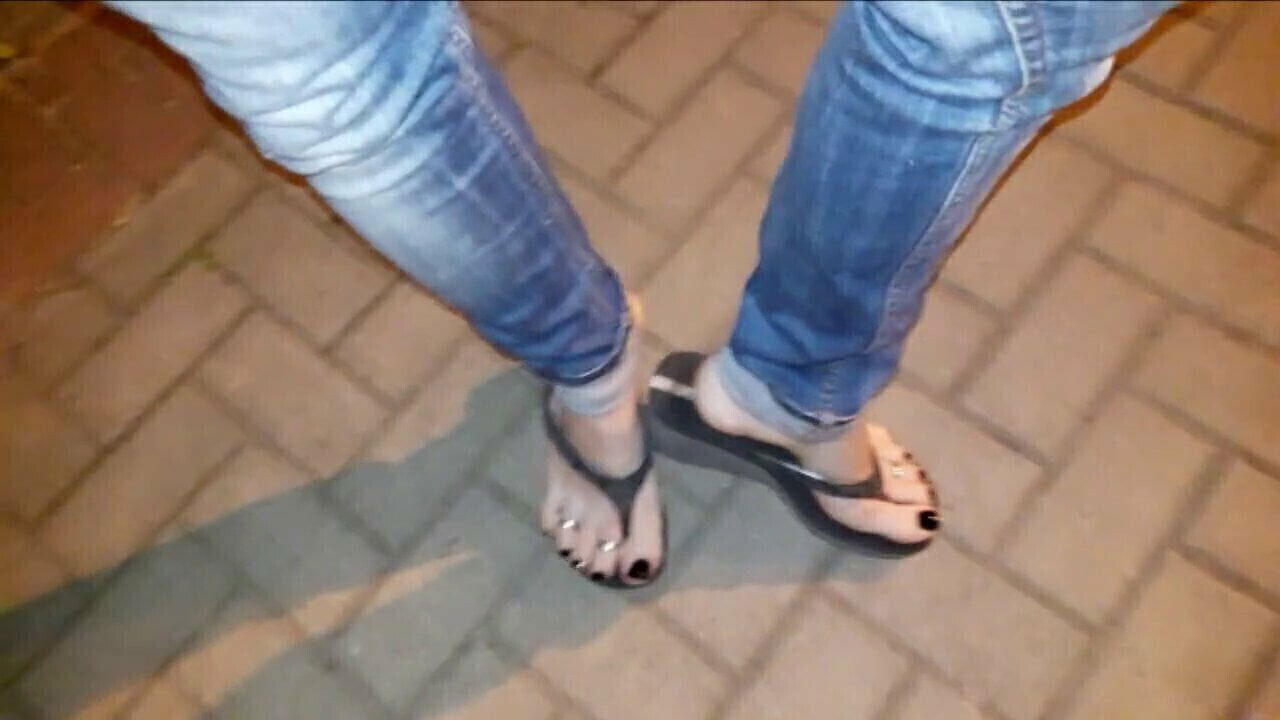 feet flip flops