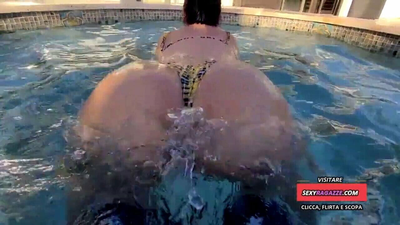 PAWG GIRL SCOPATA DURAMENTE PISCINA