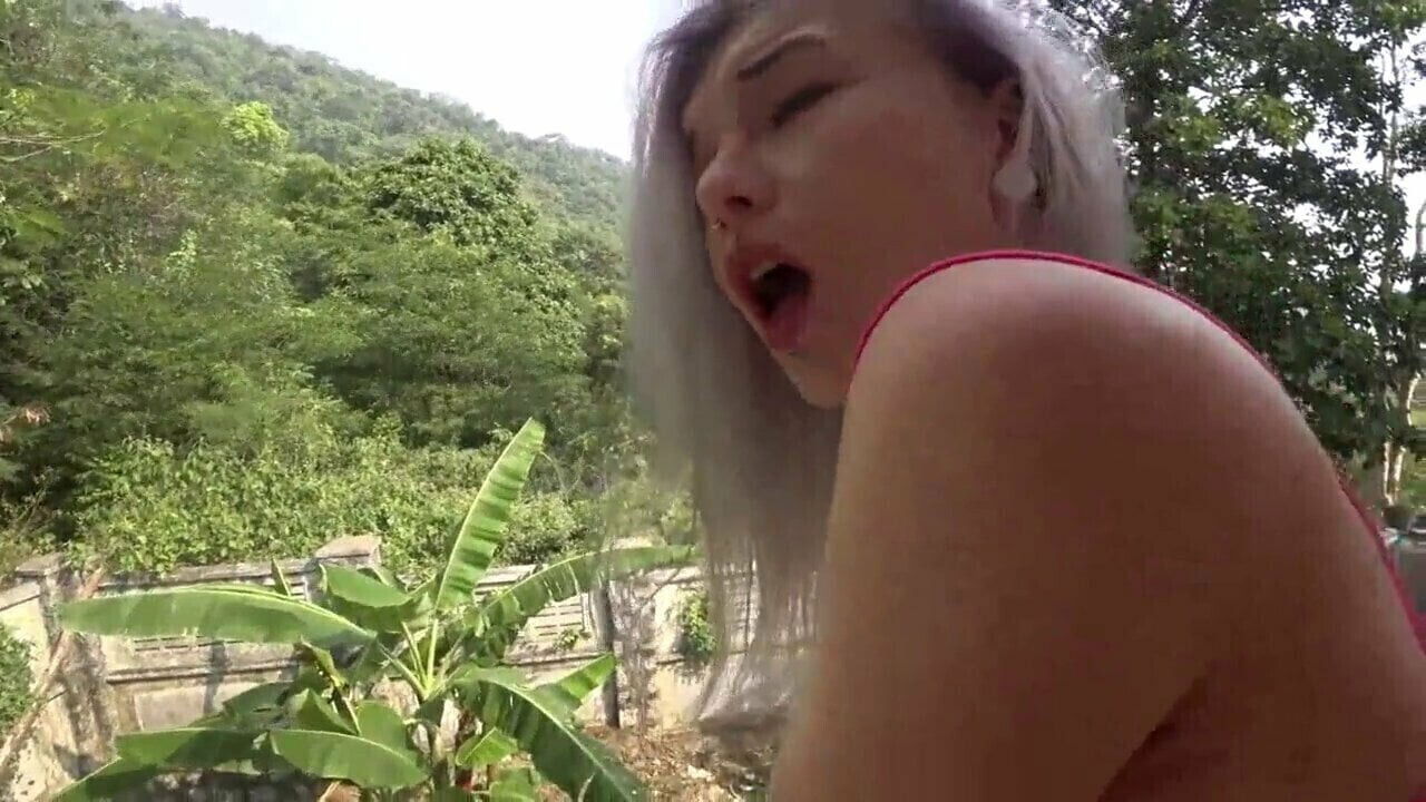 RAGAZZA CARINA BALCONE