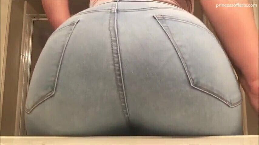 Latina MILF Jeans (Farting)