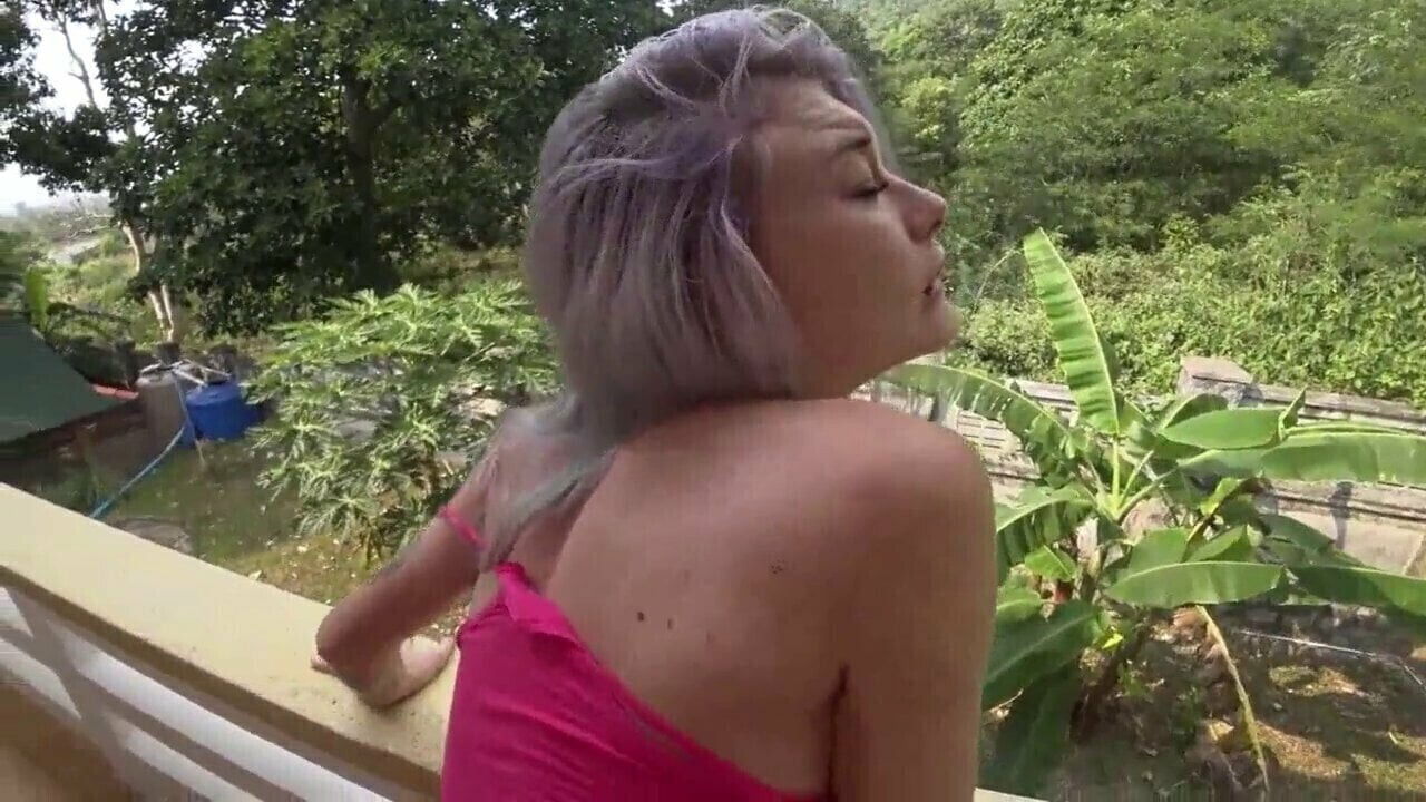 FOLLADA JOVEN PERRA BALCON