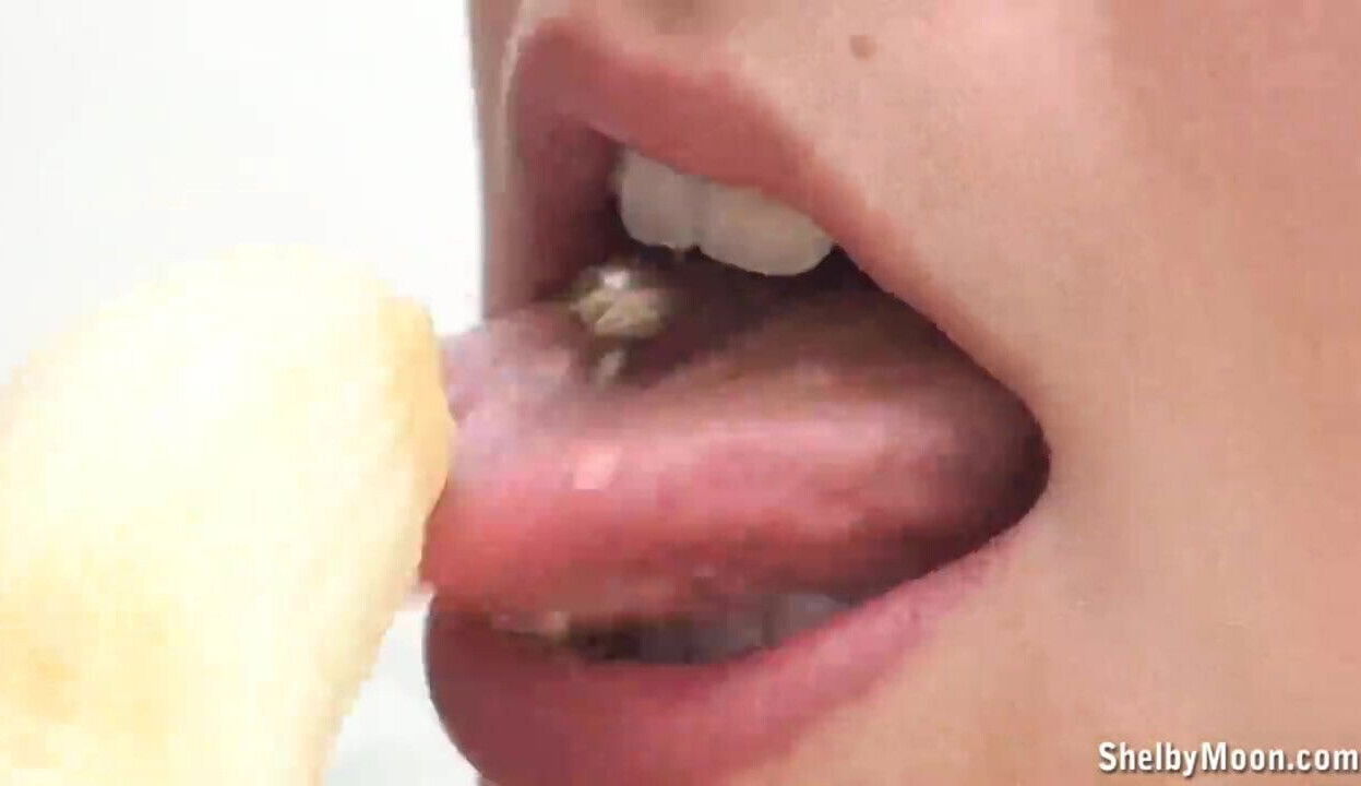 Shelby Moon eats banana