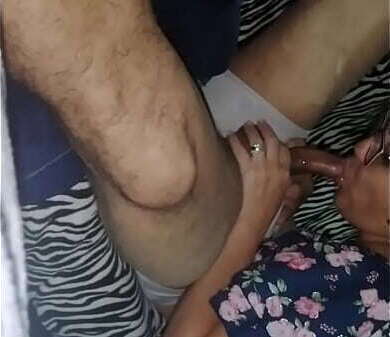 encontr&oacute_ masturbandome empez&oacute_ grabarme final termin&oacute_ ayud&aacute_ndome venir