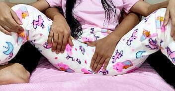 Enga&ntilde_o a mi Sobrina Inocente Para Hacerle Masajes y Aprovecharme De Ella - Tio Porfavor no me Toques Ahi