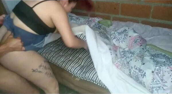 madrtastra queda atrapada debajo colch&oacute_n cuando esta organizando cama