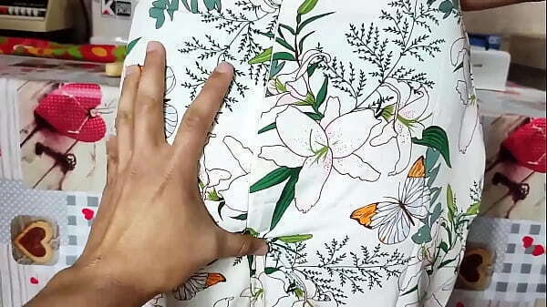 Grabo Madrastra Caliente Cocinando Marido Trabaja Mucho Hijastro Toma Lugar