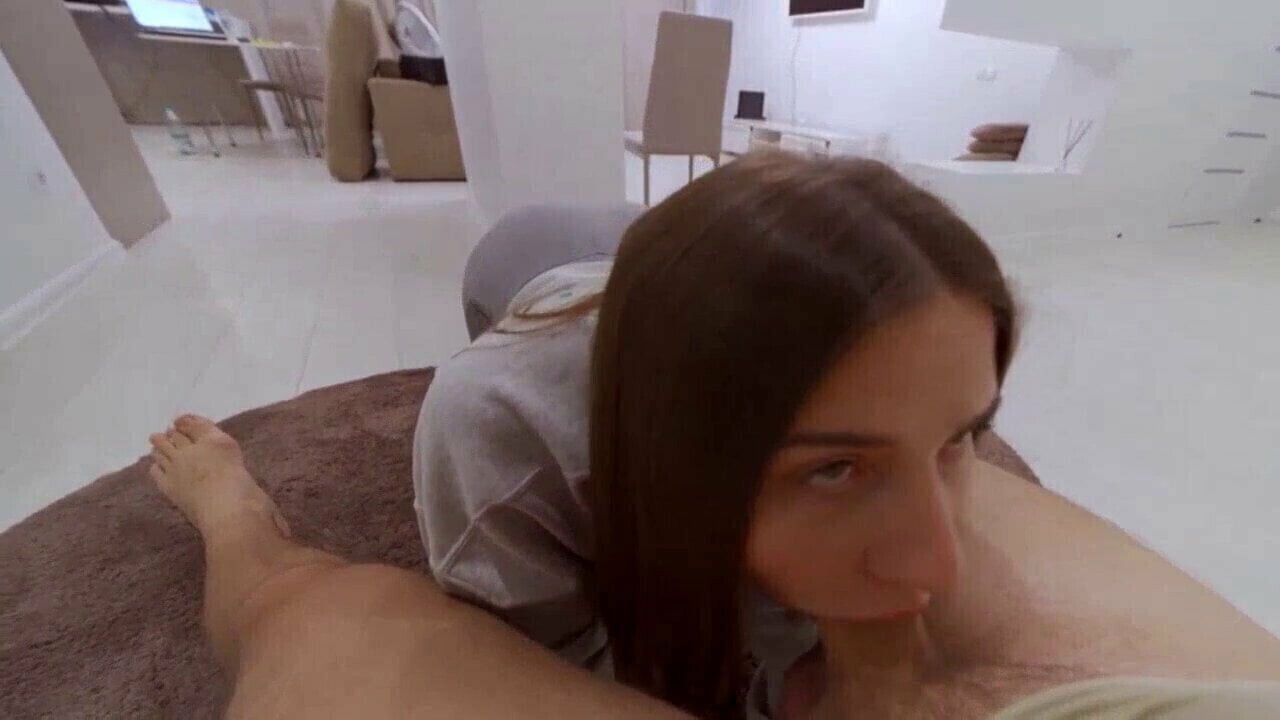 PRISTUPUJE POSTAVA TESNYCH KALHOTACH NAJEDNOU