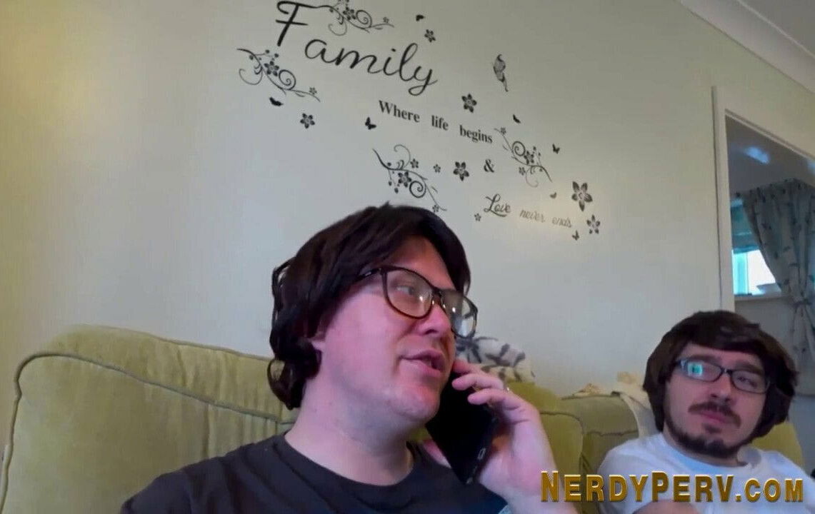 Leeds geek gets blowjob from brit