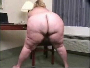 BBW pear getting naked