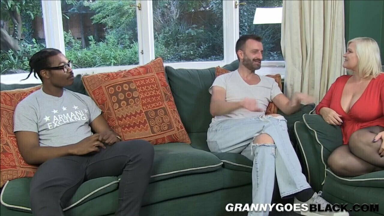 Grandma interracial threeway gets spitroasted