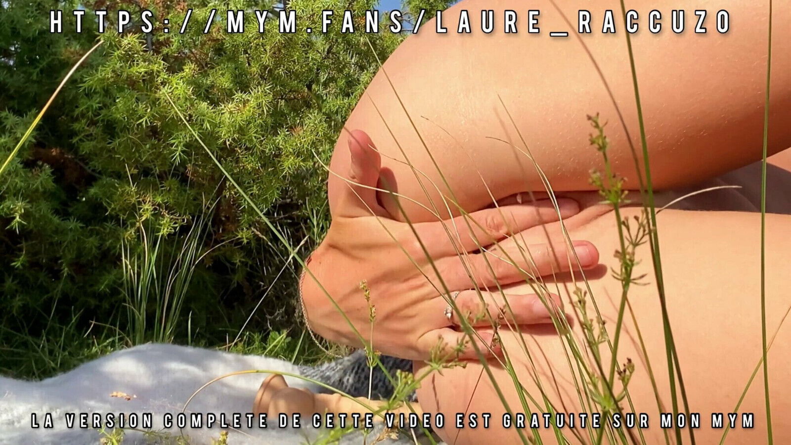 gode public dans parc devant voyeurs