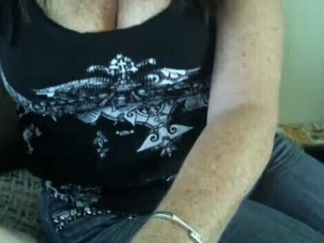 mature woman play whit tits show pussy