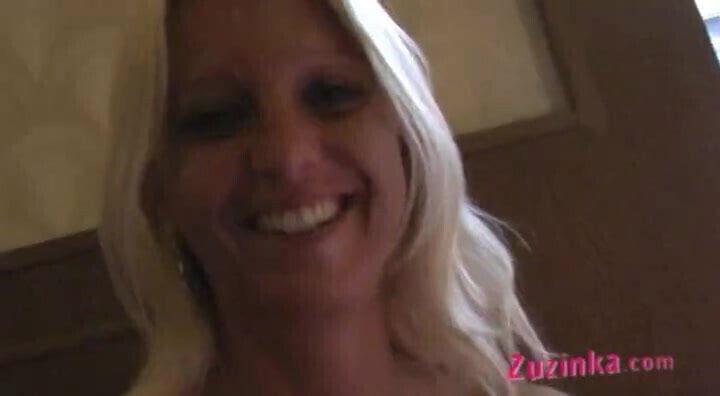 Natural exhibitionist in Chinese Restaurant 