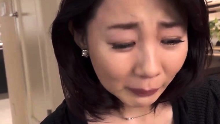 MILF Japanese Mayu Yamano enjoys toys