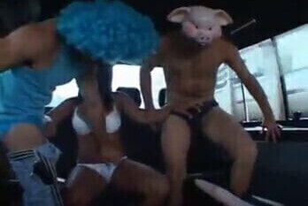 morena coloca camisinha boca