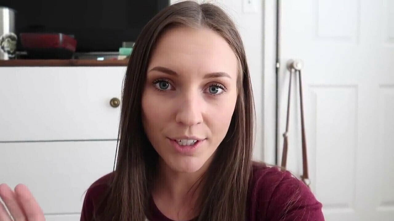 Jenny Ernst Flight Attendant leak-32DD