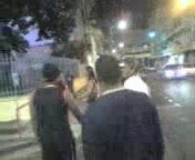 Une Prostitue fait son show dans les rues de la ville 