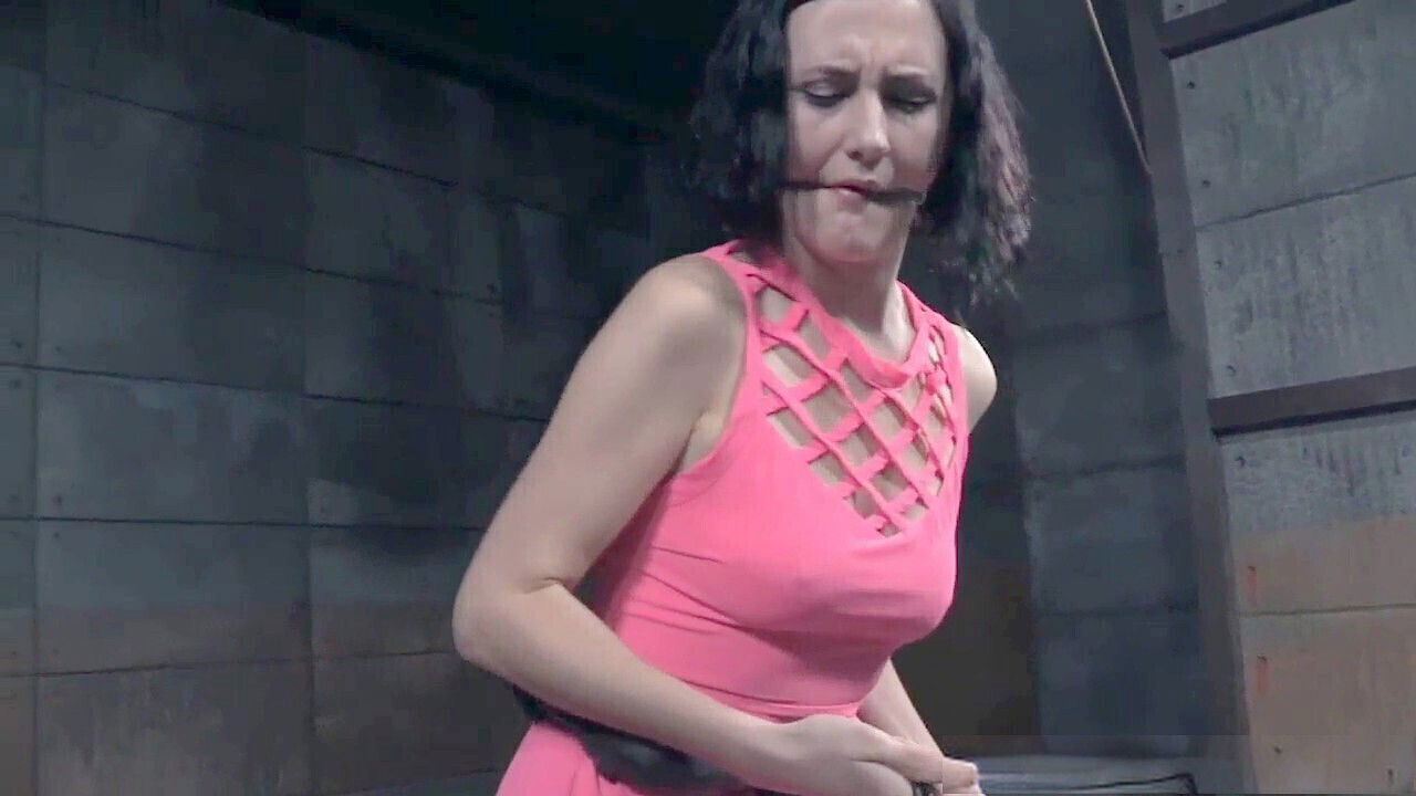 Azotes sumisas, ballgagged slave, asshook