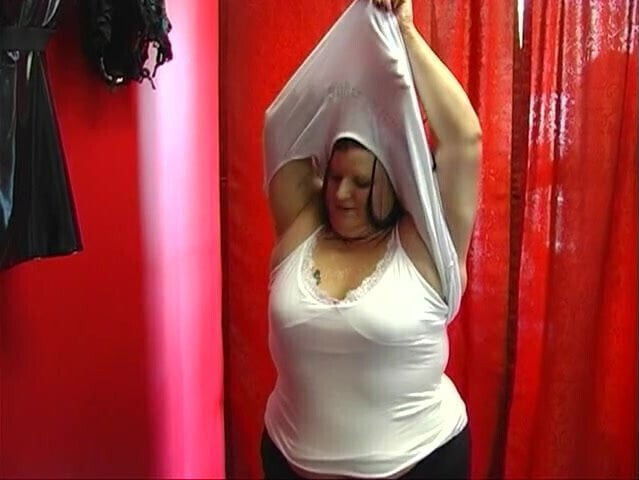 BBW hottie getting ready for a bondage session