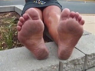 Donna's Dirty Feet (Huge Clip)