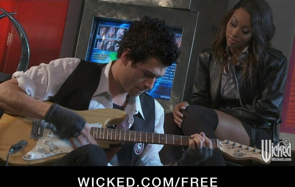 Wicked - Stunning Ebony babe Lelani Leanne takes big-dick