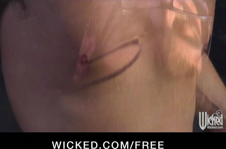 Wicked Sexy blonde Lindsey Meadows enjoys glory hole