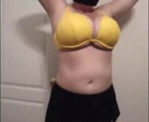 36 G saggy tits bbw MILF Lateshay big yellow bra strip