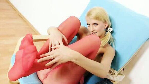 Beatiful blonde Kasia Linsey stuffs cunt with