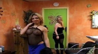 Deux coiffeuses francaises s'occupe d'un dans leur salon