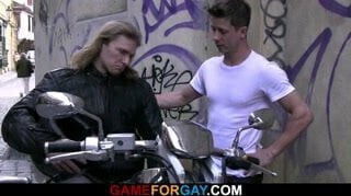 Cock hungry dude seduces strong biker 