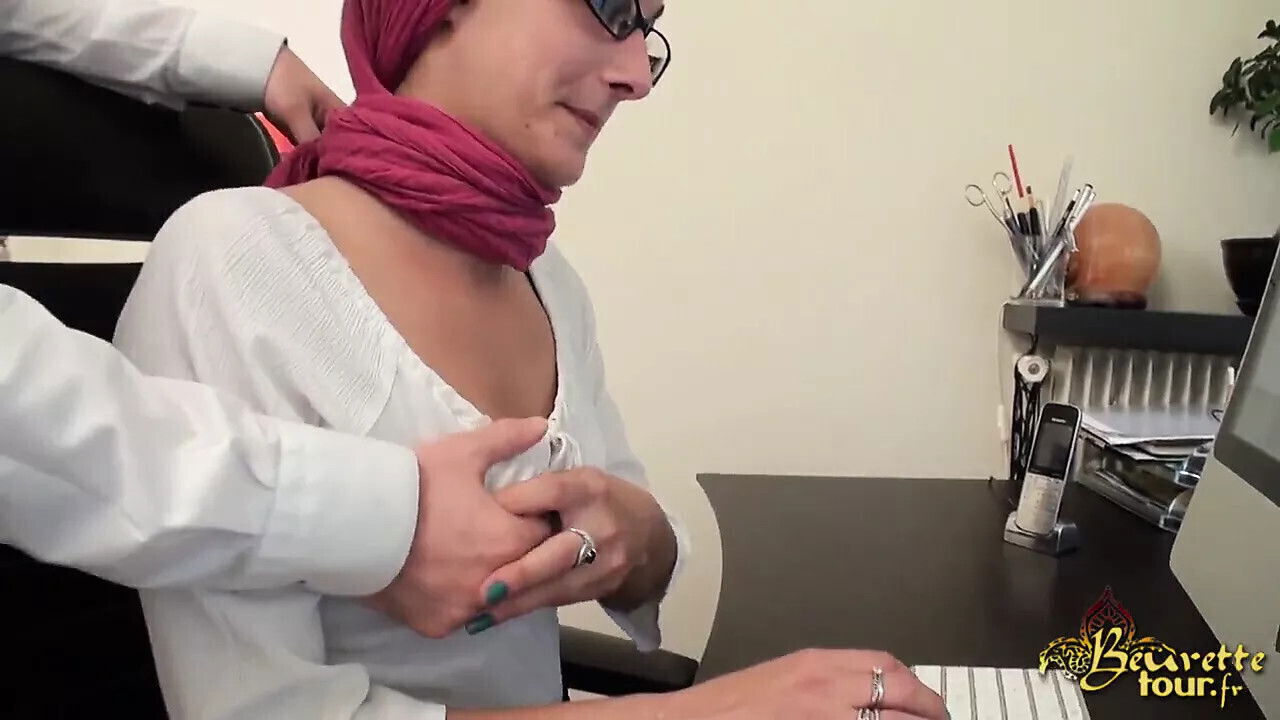 Nabila Djela fait bouffer chatte patron