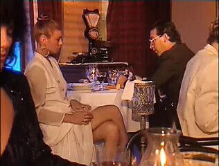 femme offerte a des hommes murs