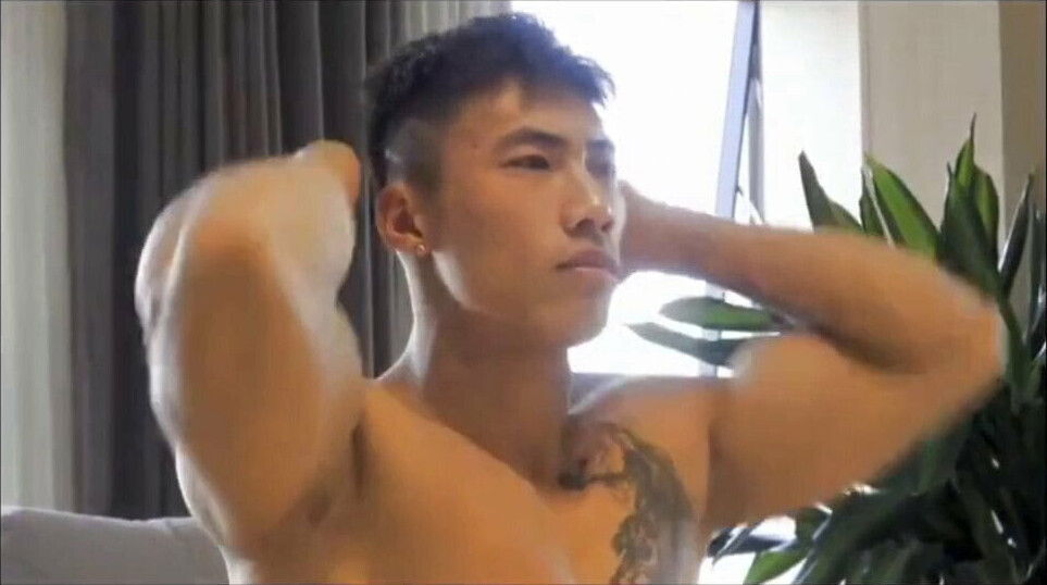 Chinese naked male model Jiang Yufan