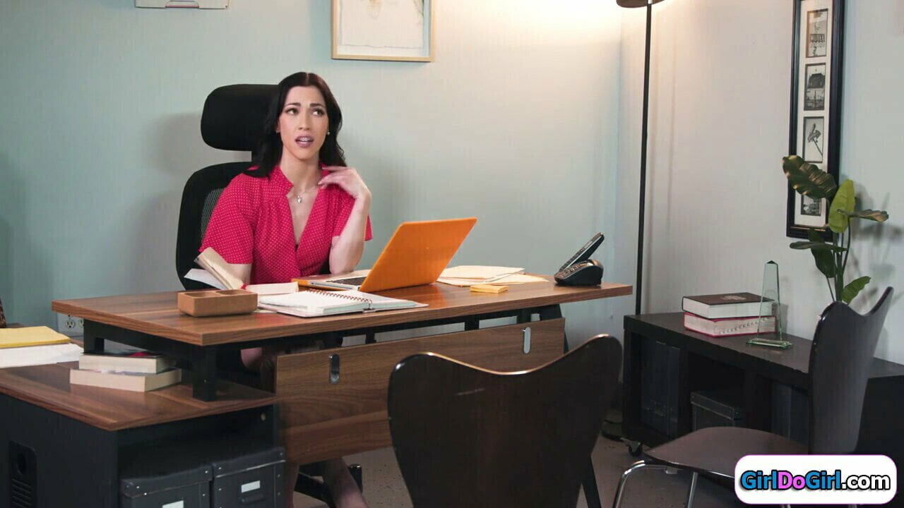 Writer kisses, licks rims small book reviewer