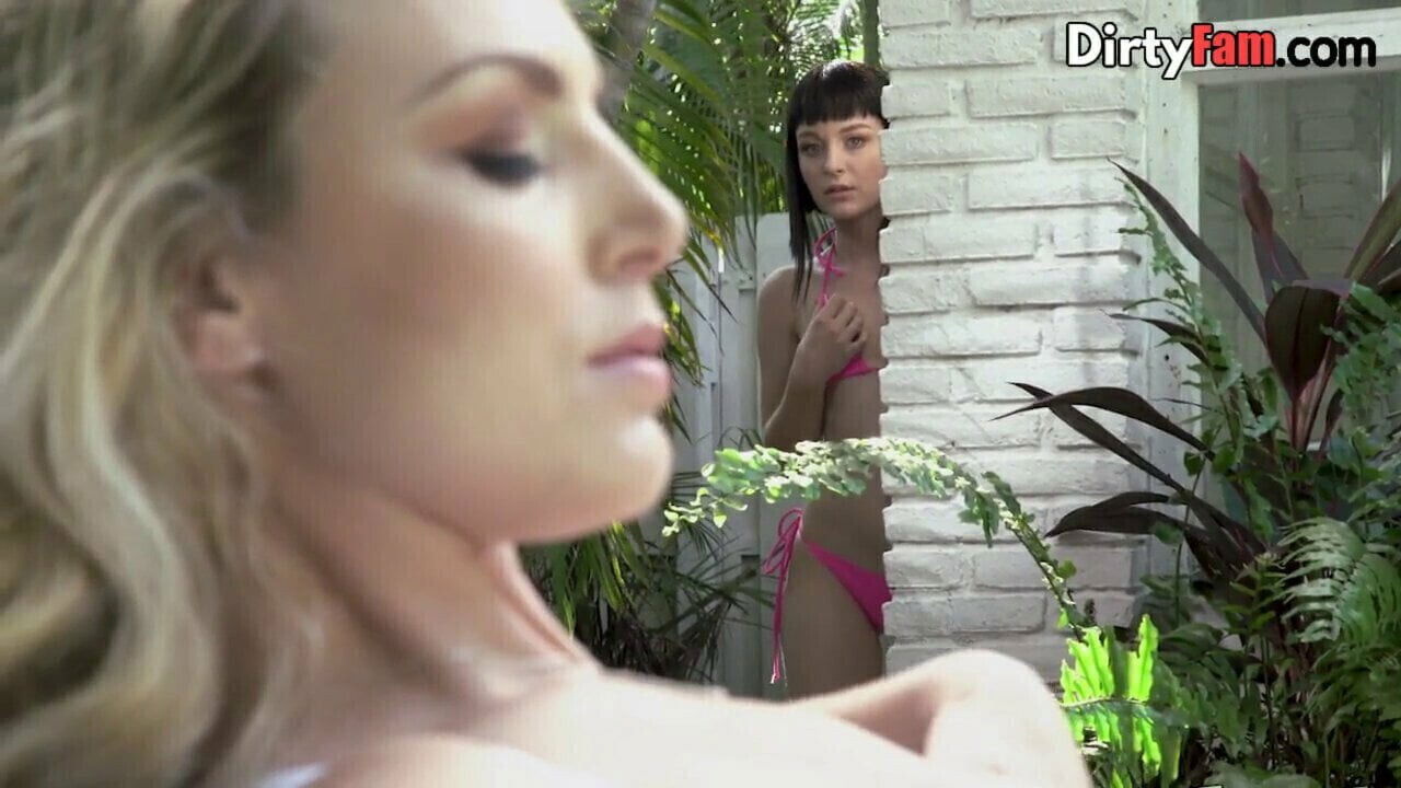 Threesome with sexy cousins