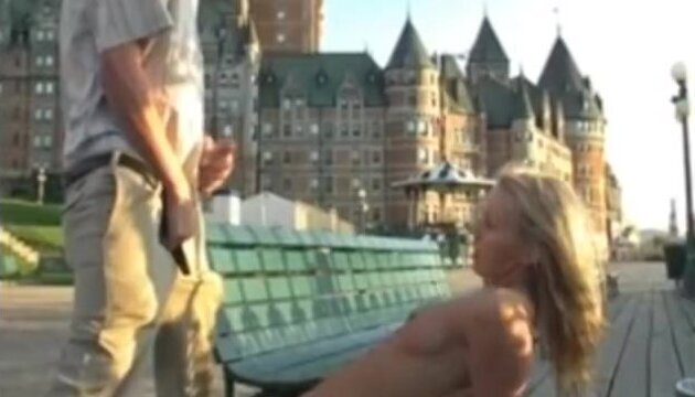 Quebecois fourrent devant Chateau Frontenac