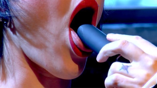 Tattooed Cadence Cross pleases pussy with dildo