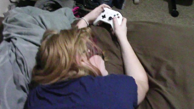 18 YO GAMER GINGER BITCH FUCKED WHILE PLAYING PLANTS VS ZOMBIES (PART 1) )