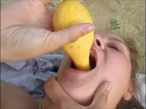 Horny Bitch Milf Fuck Pussy With Yellow Squash Squrit